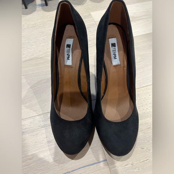 Size 8 Suede round toe wedges with faux leopard hair heel - Picture 2 of 4